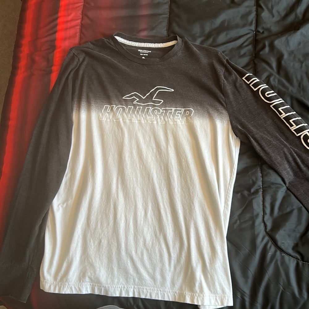 Hollister large black to white long sleeve-tee